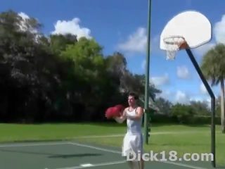 Μπάσκετ στροφές σε slam dunk τσιμπούκι