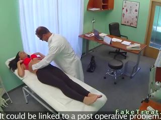 Sexy tattooed i durueshëm qirje të saj specialist në falso spital