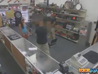 Latina cepums fucked par excercise mašīna uz pawn veikals