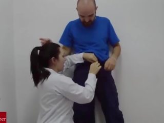 En ung sjuksköterska suger den hospitalâ´s hantlangare kuk och recorded it.raf070