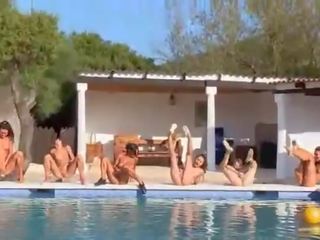 Šest nag dekleta s na bazen od france