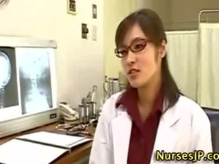 Aziatike grua dr. stimulim me dorë